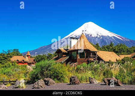 Lodge Petrohue con il vulcano Osorno, Cile Foto Stock