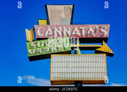 Un originale cartello al neon nello stile dell'architettura Googie pubblicizza Cannata's Market, 25 agosto 2020, a Morgan City, Louisiana. Foto Stock