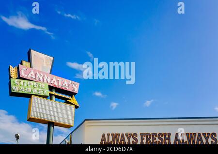 Un originale cartello al neon nello stile dell'architettura Googie pubblicizza Cannata's Market, 25 agosto 2020, a Morgan City, Louisiana. Foto Stock