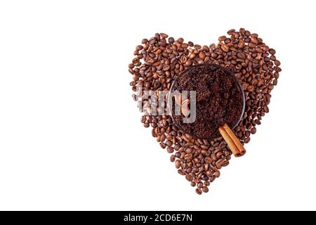 Scrub fatto in casa con caffè naturale macinato su chicchi di caffè a forma di cuore Foto Stock