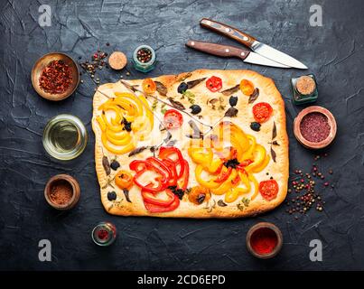Focaccia appena sfornata pane.focaccia italiana con peperone, pomodori e basilico Foto Stock