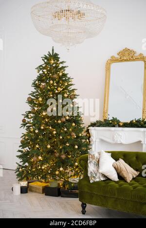 Festa di Capodanno o celebrazione, l'umore, elegante interni minimalistici natalizi, regali e regali avvolti sotto l'albero di Natale. Grande bianco Foto Stock