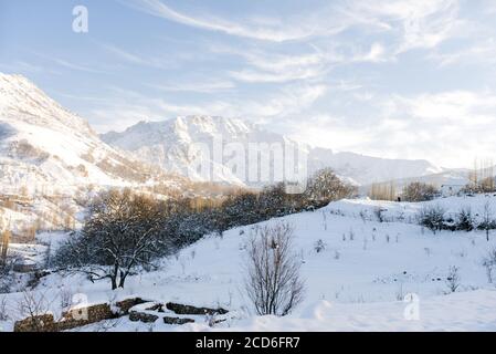 Inverno splendido paesaggio montano del sistema montano di Tianshan in Uzbekistan in una giornata di sole. Montagna Chimgan Foto Stock