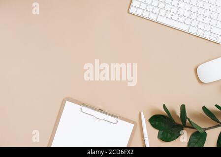 Posato piatto minimalista. Desktop di un blogger o freelance. Lavoro da casa. Telaio dei materiali di consumo per ufficio con copia dello spazio Foto Stock