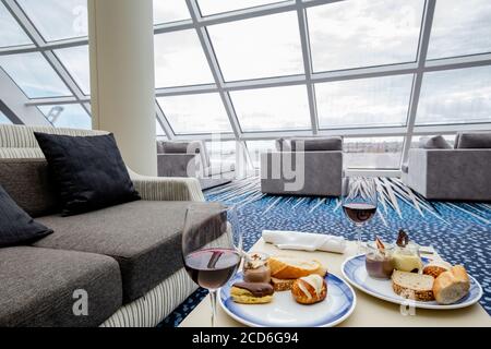 Vino rosso e pasticcini nella lounge Horizon, un'esclusiva area Haven a bordo della nave da crociera Norwegian Joy NCL Foto Stock