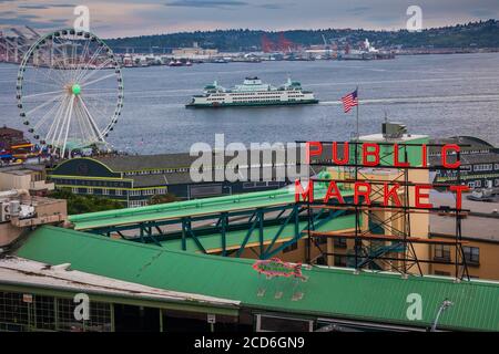 Vista dal bar sul tetto dell'hotel Inn at the Market a Seattle, Washington Foto Stock