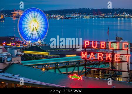 Vista dal bar sul tetto dell'hotel Inn at the Market a Seattle, Washington Foto Stock