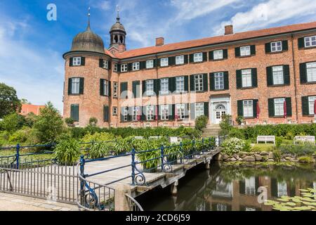 Ponte di legno che conduce al castello in Eutin, Germania Foto Stock