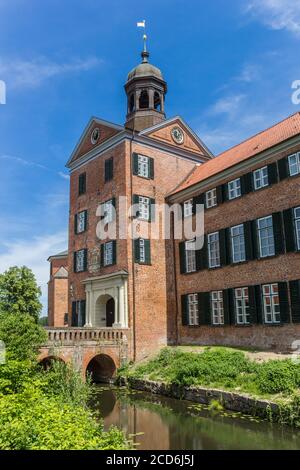 Ponte e la torre di ingresso del castello di Eutin, Germania Foto Stock