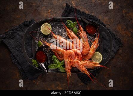Gamberi giganti di acqua dolce serviti con salsa di peperoncino dolce su grungy sfondo Foto Stock