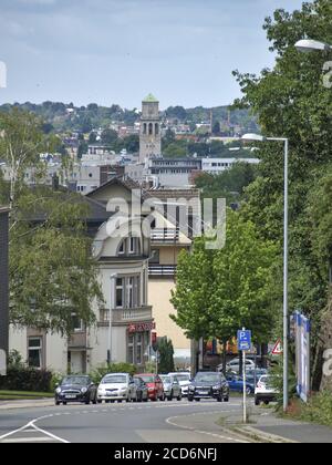 Mülheim AN DER RUHR, GERMANIA - 11 luglio 2020: 2020-07-11, Germania, NRW, Muelheim an der Ruhr. Vista lungo la strada 'Hingberg' a Muelheim Ruhr. Skyline Foto Stock