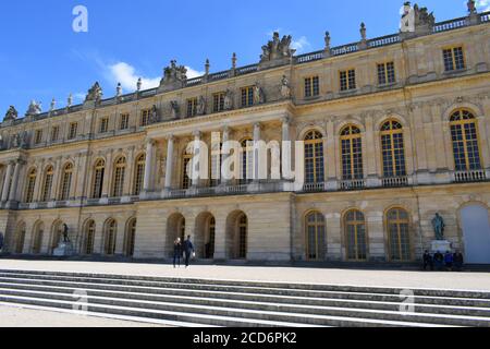 Versailles, Francia - 02 maggio 2018: Palazzo di Versailles, non lontano da Parigi. E' una delle attrazioni piu' visitate in Francia. Grande nuvoloso bl Foto Stock