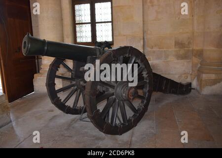 PARIGI, FRANCIA - 1 maggio 2018: Cannone all'interno dell'edificio dell'Hotel des invalides a Parigi. La residenza nazionale degli Invalidi e Museo dell'Esercito Foto Stock