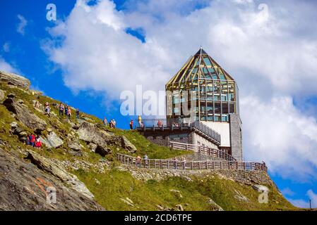 Punto di osservazione Swarovski in Grossglockner Austria. Qui si trova la più grande strada panoramica in Austria. Qui è circa un ghiacciaio di fusione dovuto guerra globale Foto Stock