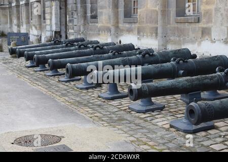 PARIGI, FRANCIA - 1 maggio 2018: Cannone all'interno dell'edificio dell'Hotel des invalides a Parigi. La residenza nazionale degli Invalidi e Museo dell'Esercito Foto Stock