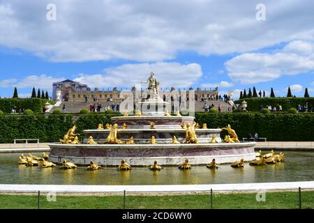 VERSAILLES, FRANCIA - 02 MAGGIO 2018: La Fontana di Latona nel giardino di Versailles in Francia. Il Giardino di Versailles è patrimonio dell'umanità dell'UNESCO Foto Stock