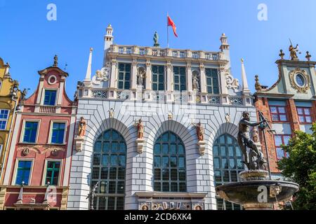 DANZICA, POLENA - 2017 AGOSTO 24. Statua della Fontana di Nettuno su Market Street (Dlugi Targ) con i colorati edifici storici dietro la statua Foto Stock