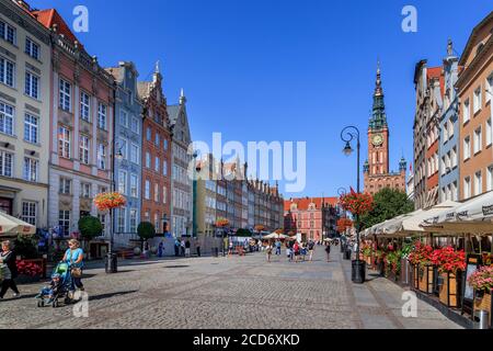 DANZICA, POLENA - 2017 AGOSTO 24. La principale strada pedonale e il Municipio di Gdansk in Polonia. Foto Stock