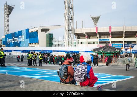 Gangneung, provincia di Gangwon, Corea del Sud - Coppia turistica straniera che si trova sulla strada dopo la partita nel Parco Olimpico. 2018 Olimpiadi invernali di Pyeongchang. Foto Stock