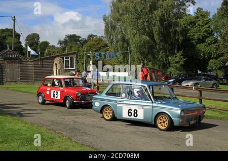 Un Classic 1967 Mini e un Hillman Imp 1969 a Prescott Hill Climb, Gloucestershire, Regno Unito. Foto Stock