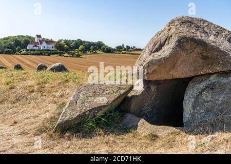 Kong Humbles Grav und die Kirche von Humble, Insel Langeland, Dänemark, Europa | Long Barrow King Humbles grave and Humble Church, Langeland Island, Foto Stock