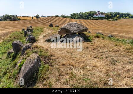 Kong Humbles Grav und die Kirche von Humble, Insel Langeland, Dänemark, Europa | Long Barrow King Humbles grave and Humble Church, Langeland Island, Foto Stock