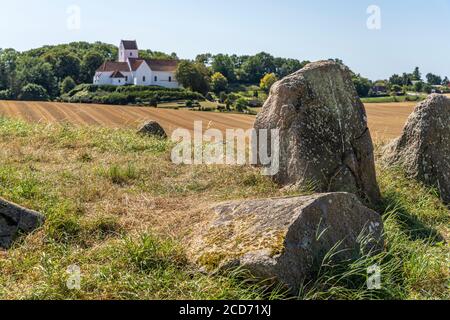 Kong Humbles Grav und die Kirche von Humble, Insel Langeland, Dänemark, Europa | Long Barrow King Humbles grave and Humble Church, Langeland Island, Foto Stock