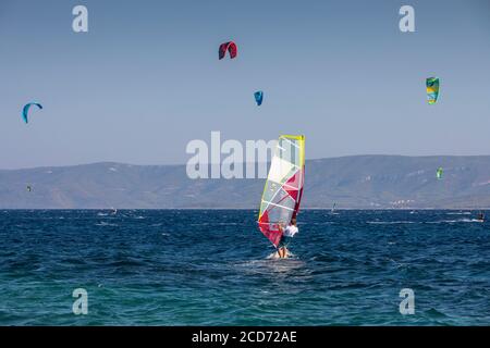 Kiting e windsurf nell'isola di Bol Brac Foto Stock