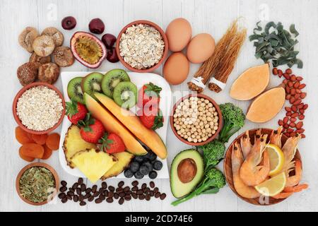 Super food per vitalità, energia, fitness con pesce, carne, frutta, verdura, latticini, cereali, pasta, noci ed erbe. Foto Stock