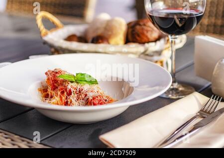 Penne con salsiccia e salsa di pomodoro, pasta italiana - immagine Foto Stock