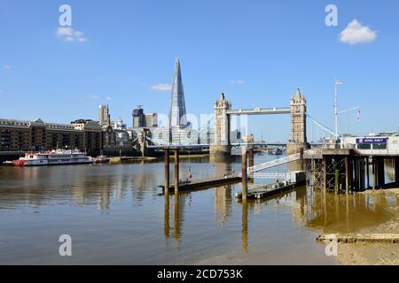 Pool of London, Tower Bridge, Shard of Glass e HMS President Naval base, Londra, Regno Unito Foto Stock