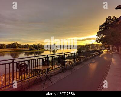 Dresden, Germania. Panoramica immagine cityscape di Dresda, in Germania con la riflessione della città del fiume Elba, durante il tramonto. Foto Stock