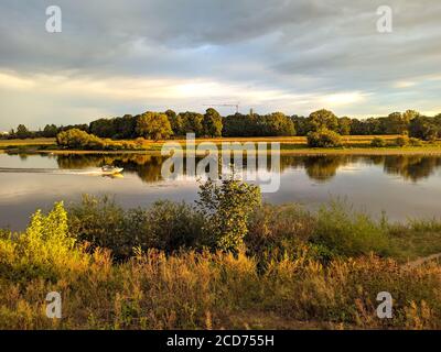 Dresden, Germania. Panoramica immagine cityscape di Dresda, in Germania con la riflessione della città del fiume Elba, durante il tramonto. Foto Stock