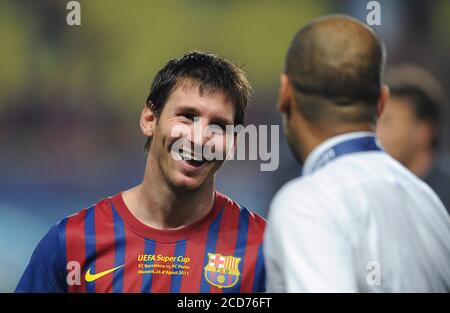 Primo Fuvuball, Calcio:: Stagione 2011/2012 Lionel messi di Barcellona, Lionel messi di Barcellona condivide una risata con il manager Pep Guardiola al full-time FC Porto UEFA Super Cup Barcellona v FC Porto 26 agosto 2011 | usage worldwide Foto Stock