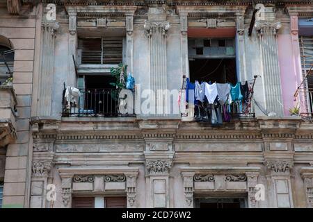 L'Avana, Cuba - 8 febbraio 2015: Esempio di architettura coloniale a Paseo Marti con balconi e archi Foto Stock