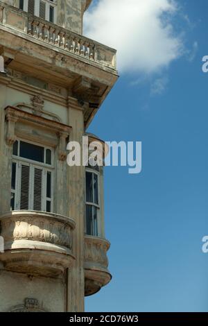 L'Avana, Cuba - 8 febbraio 2015: Esempio di architettura coloniale a Paseo Marti con balconi e ampie finestre Foto Stock