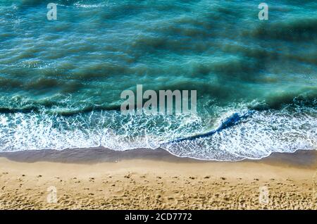 Sabbia marina, impronte nella sabbia, vista dall'alto in schiuma. Foto stagcape orizzontale. Foto Stock