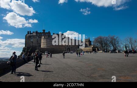 I turisti che visitano il Castello di Edimburgo nella storica città di Edimburgo, Scozia. Foto Stock