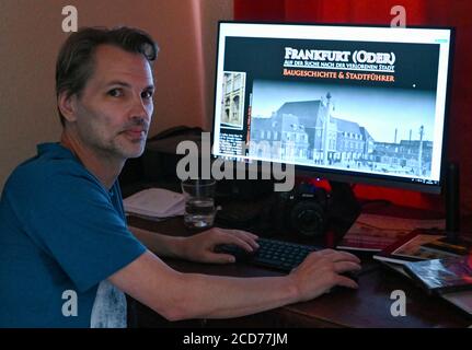 25 agosto 2020, Brandeburgo, Francoforte (Oder): Christoph Neubauer, artista e pittore di caratteri e grafici, sta lavorando al suo computer su un libro sull'edificio della stazione di Francoforte (Oder). L'ex città guarnigione di Francoforte (Oder) è cambiata completamente 75 anni fa. L'artista Christoph Neubauer sta restituendo alla sua città natale il suo volto storico sul computer: I magnifici edifici dei secoli passati diventano nuovamente visibili sulla grafica 3D. Foto: Patrick Pleul/dpa-Zentralbild/ZB Foto Stock