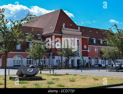 25 agosto 2020, Brandeburgo, Francoforte (Oder): L'edificio della stazione della città di Francoforte (Oder). L'ex città guarnigione di Francoforte (Oder) è cambiata completamente 75 anni fa. L'artista Christoph Neubauer dà la sua città natale indietro il suo volto storico sul computer: La grafica 3D rende ancora visibili i magnifici edifici dei secoli passati. Foto: Patrick Pleul/dpa-Zentralbild/ZB Foto Stock