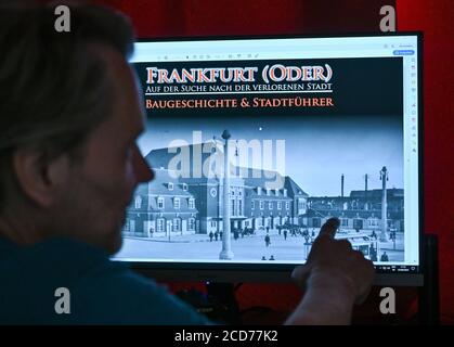 25 agosto 2020, Brandeburgo, Francoforte (Oder): Christoph Neubauer, artista e pittore di caratteri e grafici, sta lavorando al suo computer su un libro sull'edificio della stazione di Francoforte (Oder). L'ex città guarnigione di Francoforte (Oder) è cambiata completamente 75 anni fa. L'artista Christoph Neubauer sta restituendo alla sua città natale il suo volto storico sul computer: I magnifici edifici dei secoli passati diventano nuovamente visibili sulla grafica 3D. Foto: Patrick Pleul/dpa-Zentralbild/ZB Foto Stock