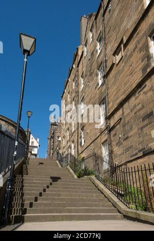 Passi di Castle Wynd North nella storica città di Edimburgo, Scozia. Foto Stock