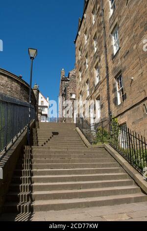 Passi di Castle Wynd North nella storica città di Edimburgo, Scozia. Foto Stock