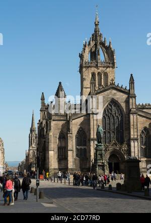 I turisti che si accodano fuori dalla cattedrale di St Giles, nella storica città di Edimburgo, Scozia. Foto Stock