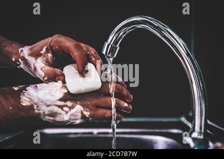 Prevenzione dei virus. Procedura igienica. Lavarsi le mani. Foto Stock