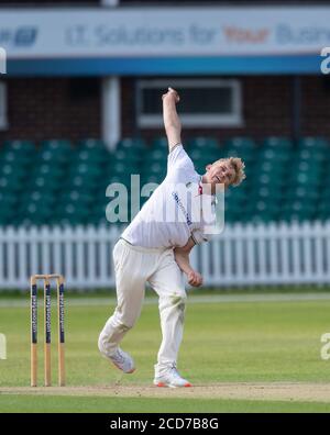 Alex Evans del Leicestershire bowling contro Nottinghamshire in un Bob Willis Trofeo match Foto Stock