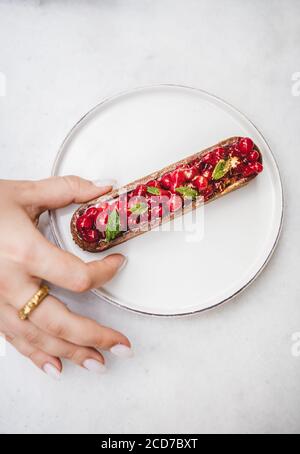 Crostata da mano delle donne con frutti di bosco di ribes rosso freschi di stagione Foto Stock