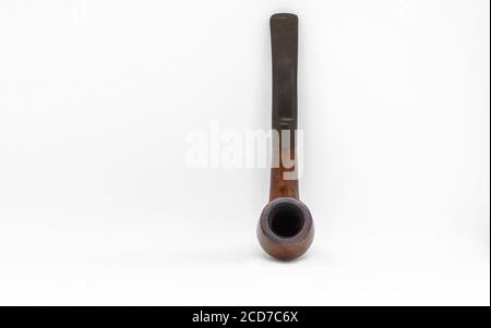 Tubo di fumo di colore marrone isolato su sfondo bianco Foto Stock