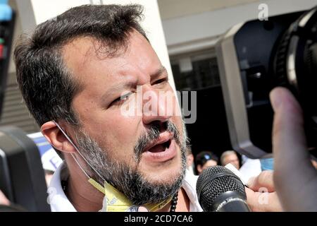 Caserta (CE), Campania, Italia 27 agosto 2020. Il Ministro Matteo Salvini durante una breve visita nella città di Caserta (CE), per incontrare i suoi sostenitori prima delle elezioni regionali che si terranno a metà settembre. Credit: Vincenzo izzo / Alamy Live News Foto Stock