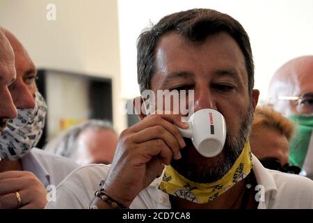 Caserta (CE), Campania, Italia 27 agosto 2020. Il Ministro Matteo Salvini beve un caffè durante una breve visita nella città di Caserta (CE), per incontrare i suoi sostenitori prima delle elezioni regionali che si terranno a metà settembre. Credit: Vincenzo izzo / Alamy Live News Foto Stock